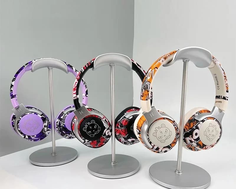 Auriculares Bluetooth supraaurales estilo graffiti con luces RGB y micrófono